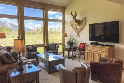 Image de Beautiful family home w/full kitchen and gorgeous views from living room