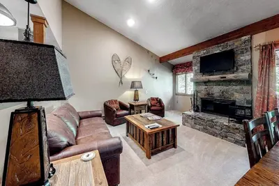 Image de Beautiful condo with full kitchen, mountain views