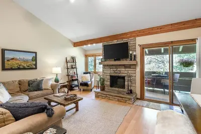 Image de Fantastic, central condo with full kitchen &  mountain views from the balcony