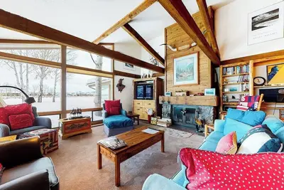 Image de Country townhome next to golf course with mountain view & vaulted ceilings