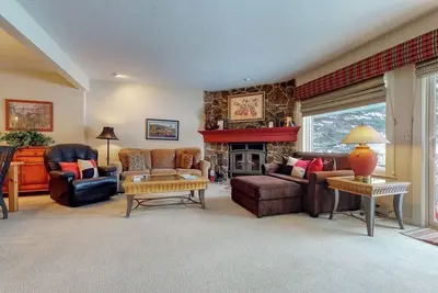 Image de Welcoming, well-equipped condo with furnished deck, jetted tub & fireplace