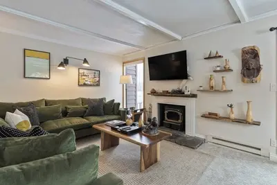 Image de Inviting condo with mountain views, great location & fireplace