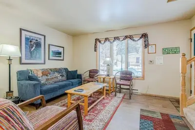 Image de Spacious townhouse with ski & mountain views, deck, grill, & fireplace