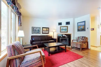 Image de Roomy 2-story home with furnished deck, grill, fireplace, & great location