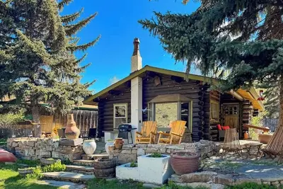 Image de Dog-friendly waterfront cabin on Flat Creek with wood stove, creek view, firepit