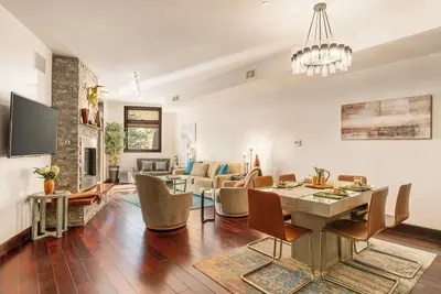 Image de 2nd-floor downtown condo with balcony, grill, streaming, fireplace, & mtn views