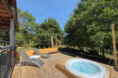 Image de Entouré par la nature, jardin privé et jacuzzi. Animaux de compagnie acceptés!