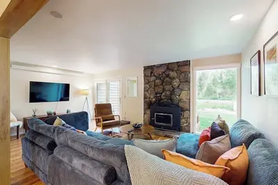 Image de Cozy townhome with fireplace, deck, Wifi, mountain views, great location