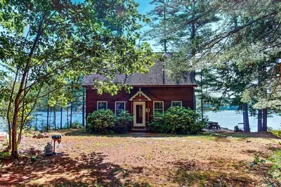 Image de Tranquil Lakefront Retreat with large outdoor patio, beach and Stunning Views