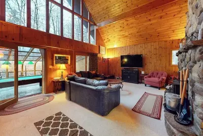 Image de Stunning Ski Lodge with Mountain Views & Epic Game Room - Walk to Resort