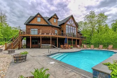 Image de Stunning mountain-view estate with private pool & hot tub - near slopes