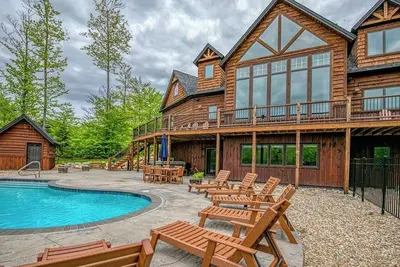 Image de Elegant mountain-view home with private hot tub, saltwater pool & foosball