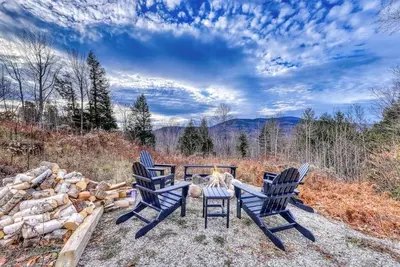 Image de Secluded dog-friendly getaway with hot tub, game room, firepit, mountain views