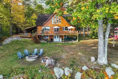 Image de Lakefront, dog-friendly home with dock, kayaks, SUPs, canoe, huge deck & firepit