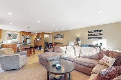 Image de Ski-in/out condo with mountain view, deck, fast WiFi & fireplace - near golf
