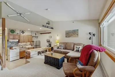 Image de Ski-in/out 2-story condo with balcony, on-site indoor pool, hot tub, sauna, W/D