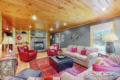 Image de Log cabin 1 mile from Sunday River with hot tub, fireplace & Ping-Pong