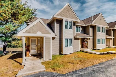 Image de Ski-in/out, dog-friendly townhome with mountain views, hot tub & pool