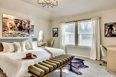 Image de Luxury 4 bedroom house! Only 5 Min to Bok + Downtown Tulsa