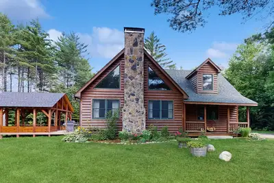 Image de Beautiful log cabin with nearby skiing, large living spaces, and outdoor patio