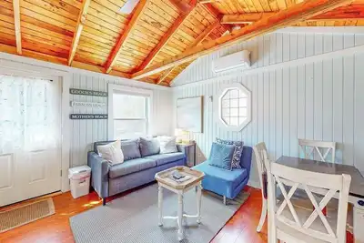 Image de Charming cottage with outdoor pool, firepit, jetted bathtub, & partial Ac