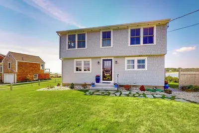 Image de Oceanfront home with stunning views of the cove & sunset, steps to the beach