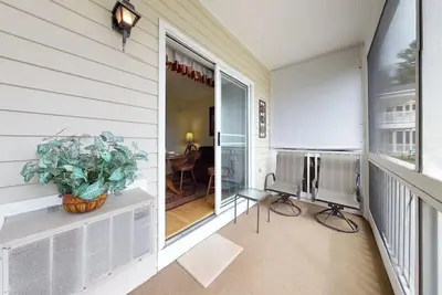 Image de Studio condo with screened porch and seasonal pool/pool table - near beaches