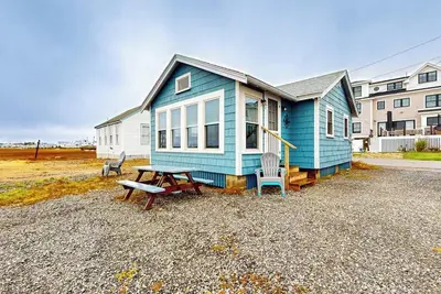 Image de Dog-friendly cottage with amazing sunset views, across the street from beach