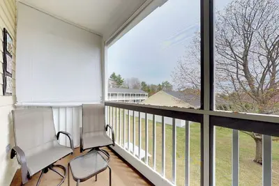 Image de Studio with screened balcony, pool table, & seasonal pool - near beaches