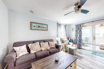 Image de Convenient cottage near beach with shared pool, gas grill, W/D, WiFi & Ac