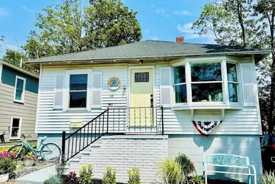 Image de Updated Cozy Beach Cottage w/ Hot Tub:  4 min walk to the Beach
