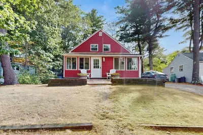 Image de Charming York cottage close to beach with firepit & sunroom - dogs welcome