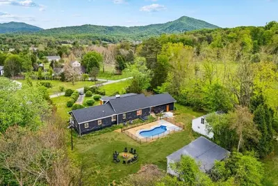 Image de Spacious Mountain Escape | Pool, Spa | Sleeps 14 | Pets Ok | Near Wineries |Game Room
