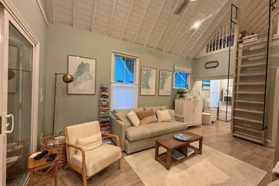 Image de Cozy cottage with steps-to-the-pool access, fully equipped kitchen & beach gear
