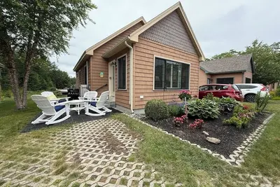 Image de Charming cottage w/ sunroom, resort amenities, heated pool, hot tub, & game room