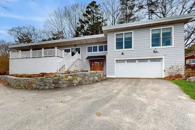 Image de Elegant getaway with lovely deck, ocean & sunrise views, foosball & washer/dryer