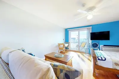 Image de 2nd-floor studio 1 block from the beach with pool, beach access, grills, & W/D