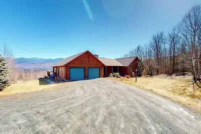 Image de Custom log home with enormous  deck & stunning mountain views