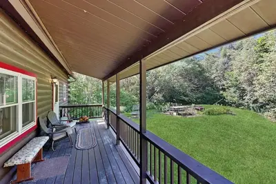 Image de Charming, dog-friendly cabin with a full kitchen, free WiFi, & private hot tub