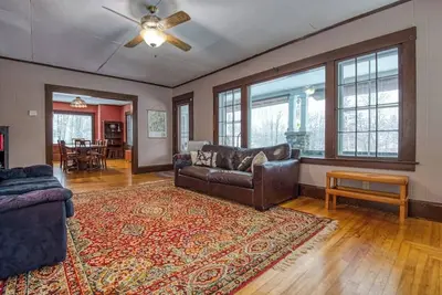 Image de Cozy home with  covered porch, & sun room - walk to shops/dining/bars