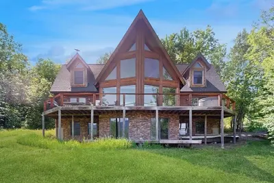 Image de Spectacular home w/ views, expansive deck & hot tub; close to skiing & hiking