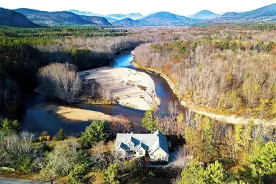 Image de Lovely home with water view, hot tub, fireplace, & washer/dryer