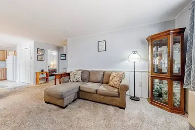 Image de Downtown condo close to Saco River with streaming, Ac, washer/dryer, kitchen