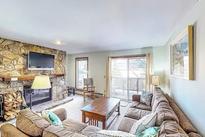 Image de Ski-in/ski-out condo with deck, wood-burning fireplace, & community amenities