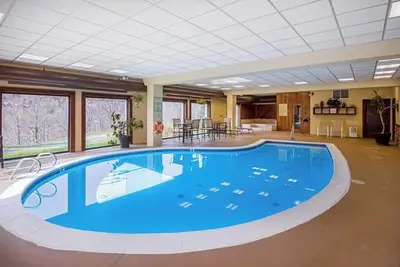 Image de Spacious condo with fireplace, pool, sauna, and hot tub access - near slopes