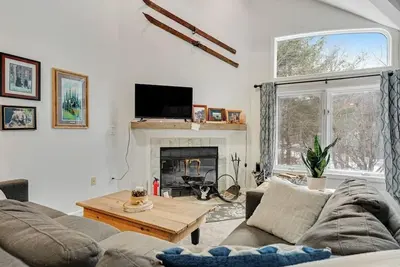 Image de Slopeside condo with nearby skiing, balcony, fireplace, & washer/dryer