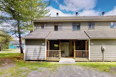 Image de 3-story mountain condo with deck, balcony, shuttle to slopes, fireplace, & W/D