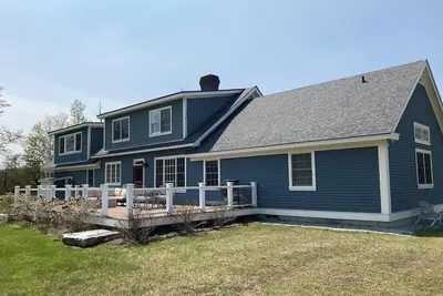 Image de Mountain view home with large yard, lovely deck, pool table & fireplace