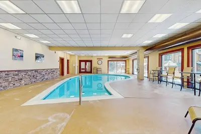 Image de Comfortable condo with fireplace, pool, and sauna access - near slopes