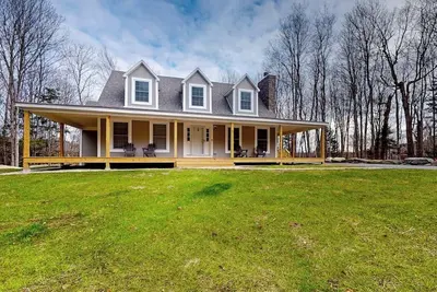 Image de Gorgeous home near Mount Snow with hot tub, game tables, fireplace, & desk